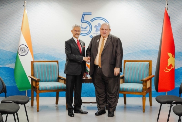 During the meeting in Manila, discussions were held with Papua New Guinea Foreign Minister Justin W. Tkatchenko on development cooperation with Pacific Island countries. During the meeting in Manila, discussions were held with Papua New Guinea Foreign Minister Justin W. Tkatchenko on development cooperation with Pacific Island countries.