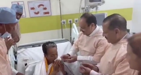 After ending his 26-day hunger strike, environmentalist and social activist Sonam Wangchuk consumes liquid in the presence of Union Minister J.P. Nadda and Dr. Jitendra Singh.