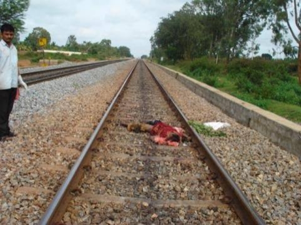 Bodies of a man and a woman were discovered on the Delhi-Howrah railway line