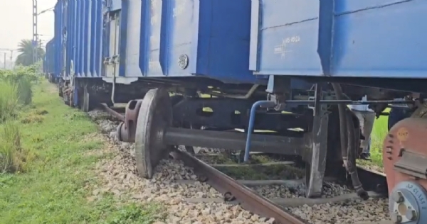 7 wagons of urea-laden freight train derails at Sindurwa railway station