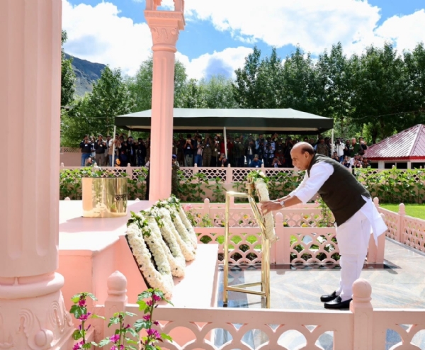 Rajnath, Army Chief Lay Wreaths At War Memorial To Pay Tributes To Kargil Heroes Rajnath, Army Chief Lay Wreaths At War Memorial To Pay Tributes To Kargil Heroes
