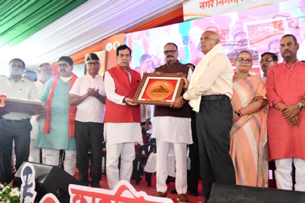 Minister A.K. Sharma, along with Deputy Chief Minister Brajesh Pathak, participated in a tribute ceremony