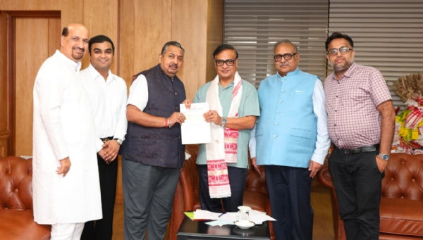 Image of the Kundanmal Choudhury Handing over the ₹5 Lakh Cheque to Assam CM Dr Himanta Biswa Sarma in Relief Fund for Flood Victims.