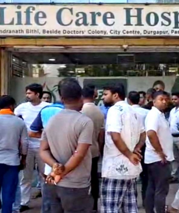 Crowd before the hospital
