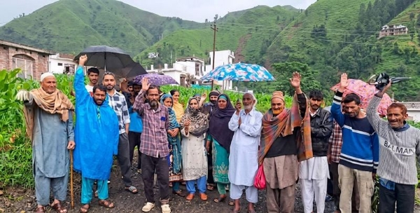 Villagers protesting against PMGSY authorities in Rajouri