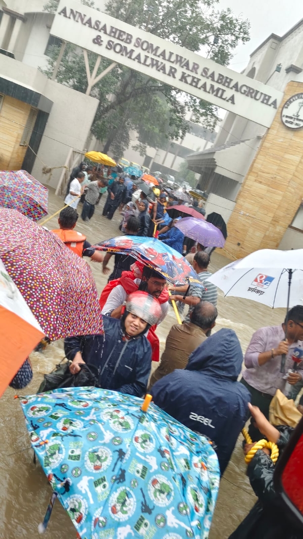 Nagpur city flooded, students being rescued