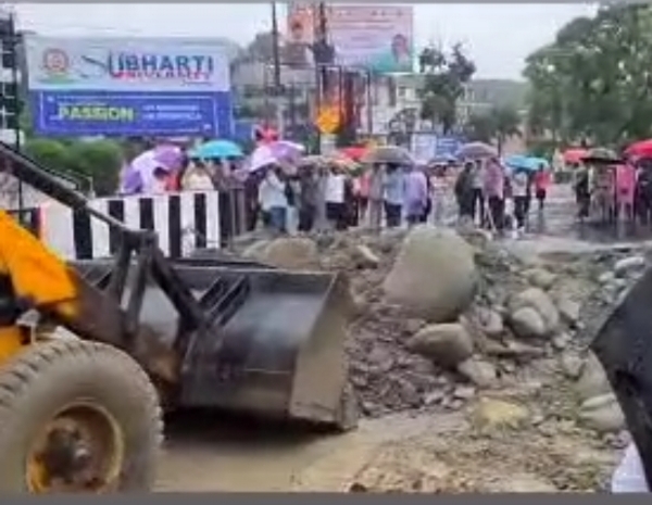 The damaged approach road of the culvert located in Premnagar, Dehradun, is being repaired.
