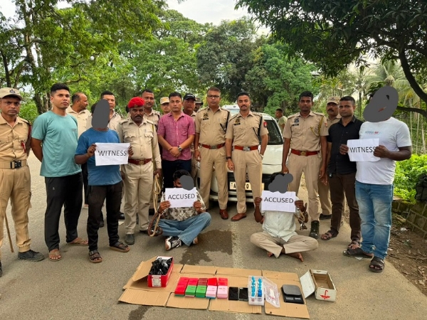 काटीगोरा में बरामद 124 ग्राम संदिग्ध हेरोइन के साथ गिरफ्तार दो आरोपितों की तस्वीर।