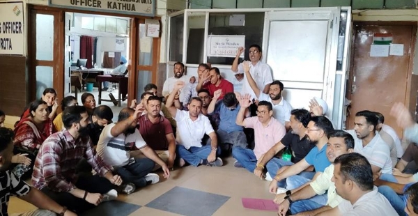Panchayat secretaries protest, condemn assault on colleague