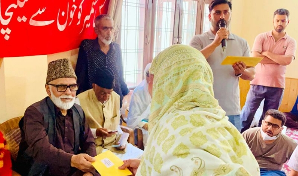 Sagar distributes relief among Chandpora fire victims