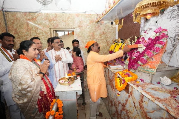 Delhi Chief Minister Rekha Gupta offers prayers and performs worship at the Maharishi Valmiki Temple on Mandir Marg.