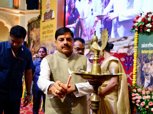 मुख्यमंत्री डॉ. मोहन यादव ने कुशाभाऊ ठाकरे सभागार में अंतरराष्ट्रीय बाघ दिवस पर राज्य स्तरीय कार्यक्रम का दीप प्रज्ज्वलित कर शुभारंभ किया।