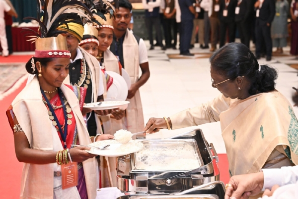 President Droupadi Murmu serving food to the winning participants of Bastar Pandum 2026 at Rashtrapati Bhavan on Thursday.