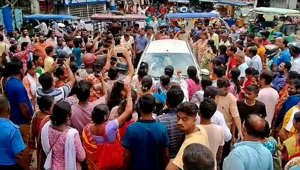 BJP workers protesting outside the police station