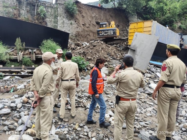House collapses in Jammu, SDRF rescues trapped dumper driver