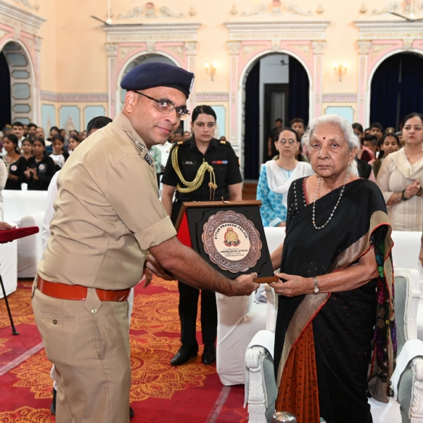 Governor presented certificates to 5 employees of Jan Bhavan