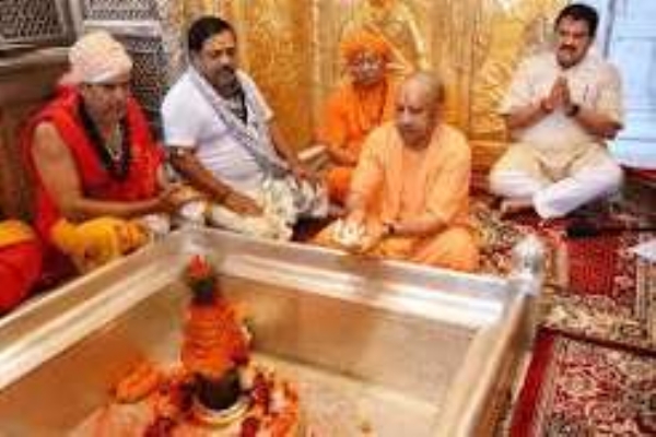 UP CM worships Baba Vishwanath with Shodashopachar method, performs Jalabhishek
