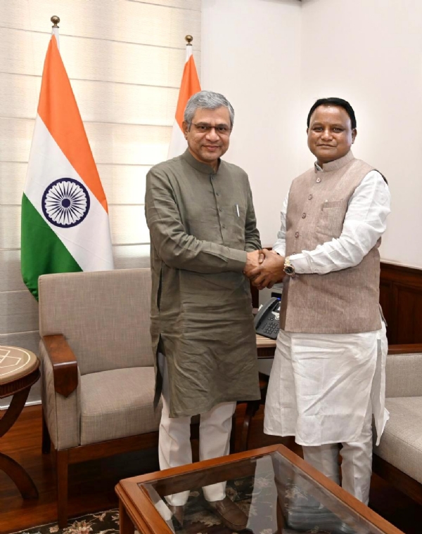 Odisha CM Meets Union Minister Ashwini Vaishnaw Odisha CM Meets Union Minister Ashwini Vaishnaw