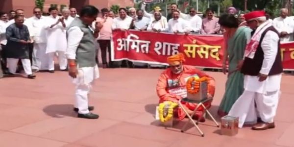 Pappu Yadav Dresses as Priest During Opposition Protest Outside Parliament Over Ram Temple Donations