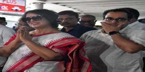 Taslima Nasrin Returns to Kolkata After Nearly Two Decades, Receives Traditional Welcome at Airport