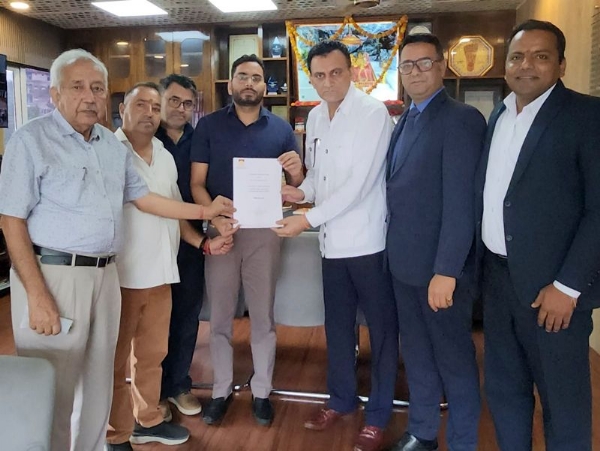 Joint delegation of HRAK & PHDCCI submitting memorandum to CEO SMVD Shrine Board