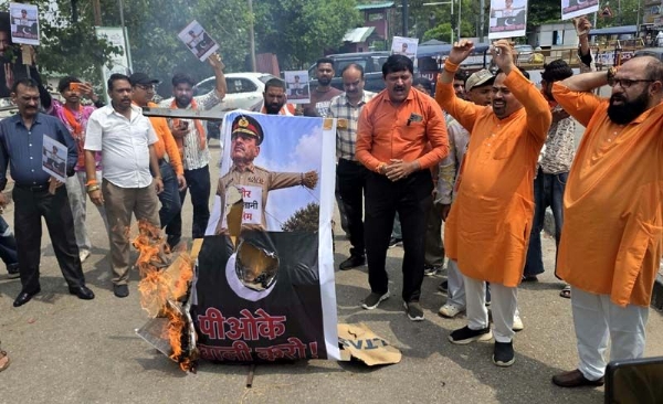Shiv Sena leaders torching effigy of Pakistan Army Chief during a protest in Jammu