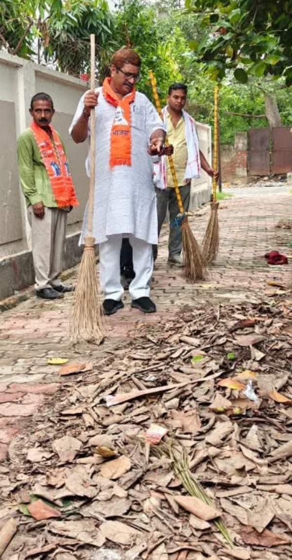 MLA Dr. Neelkanth Tiwari launched a cleanliness drive