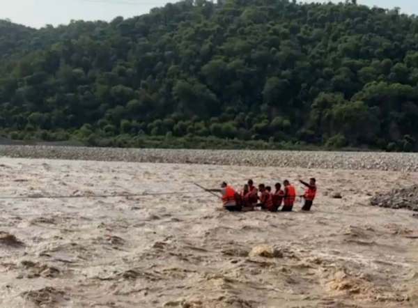 Jammu Police, SDRF Rescue Four Boys Trapped In River Tawi Jammu Police, SDRF Rescue Four Boys Trapped In River Tawi