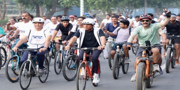 Mansukh Mandaviya Urges Citizens to Dedicate One Hour Daily to Sports at 80th Fit India Sundays on Cycle