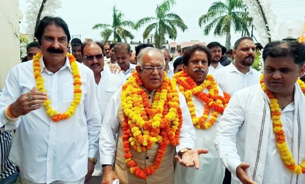 Senior Cong leaders T H Karra, Raman Bhalla, Yogesh Sawhney and others during a party programme in Bishnah Senior Cong leaders T H Karra, Raman Bhalla, Yogesh Sawhney and others during a party programme in Bishnah