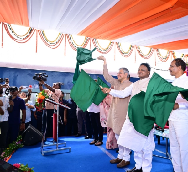 Chief Minister Shri Mohan Charan Majhi and Union Railway Minister Shri Ashwini Vaishnaw jointly flagged off the Puri–Koraput–Puri train service, marking a significant boost to Odisha’s rail connectivity.
