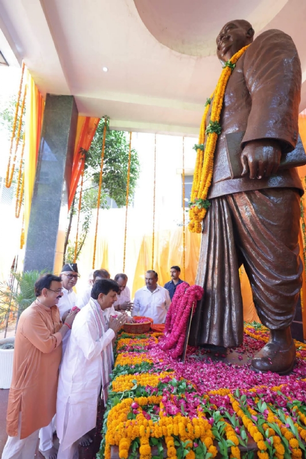 Minister Kapil Dev Agarwal paid tribute to Dr. Mukherjee by offering flowers at his statue