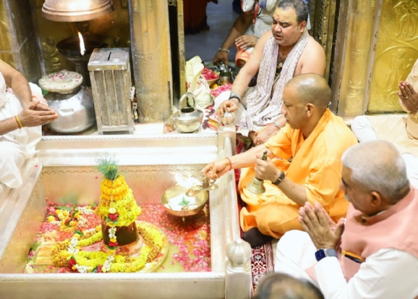 UP CM performing worship at Kashi Vishwanath UP CM performing worship at Kashi Vishwanath