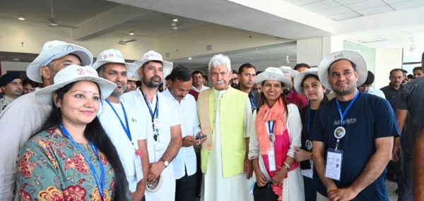 LG Visits Pantha Chowk Yatra Transit Camp And Yatri Niwas In Srinagar; Reviews Arrangements For Pilgrims