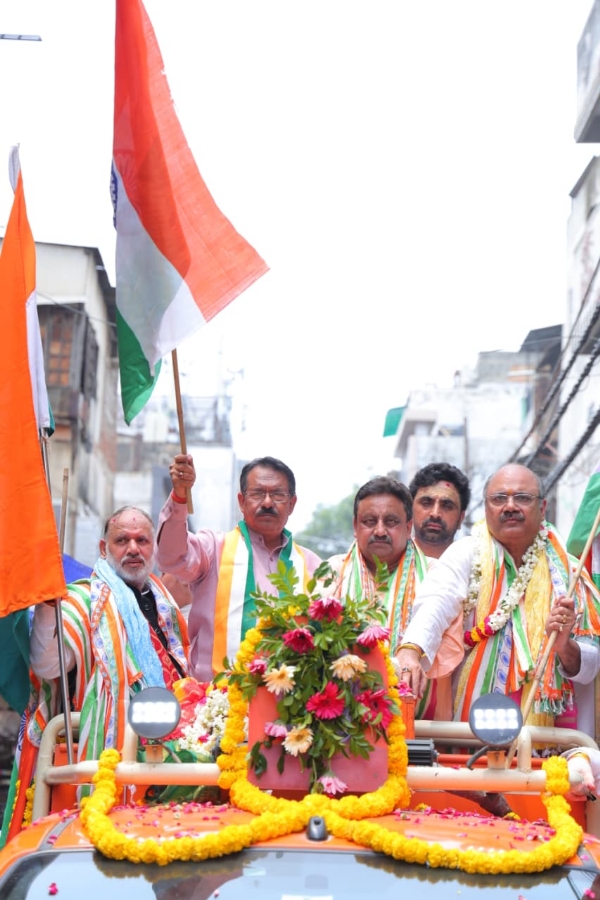 Delhi BJP President Harsh Malhotra and MP Praveen Khandelwal participated in the Tiranga Yatra.