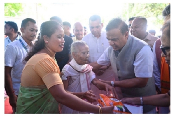 Photo Caption: Assam Chief Minister Dr. Himanta Biswa Sarma Distributing essential commodities to an elderly woman under the subsidised-price scheme. Photo Caption: Assam Chief Minister Dr. Himanta Biswa Sarma Distributing essential commodities to an elderly woman under the subsidised-price scheme.