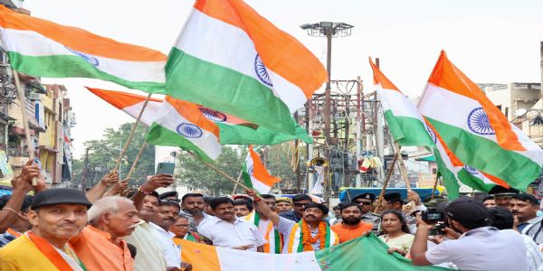 Hundreds of pilgrims departed for Kashi carrying water of Sangam