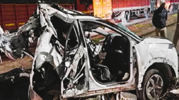 Car that met with accident on Pune-Satara Highway