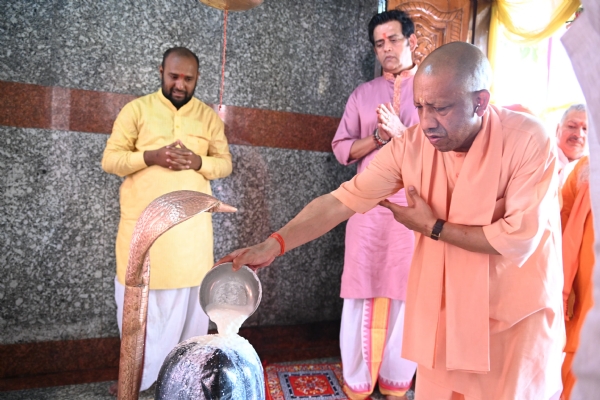 Yogi Adityanath performs Rudrabhishek at ancient Mansarovar Temple