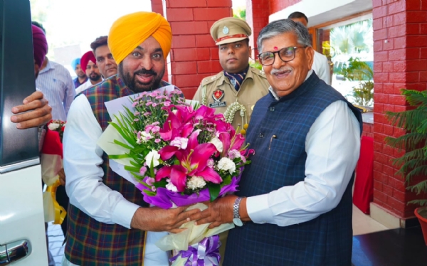 ਪੰਜਾਬ ਦੇ ਮੁੱਖ ਮੰਤਰੀ ਭਗਵੰਤ ਮਾਨ ਰਾਜਪਾਲ ਗੁਲਾਬ ਚੰਦ ਕਟਾਰੀਆ ਨੂੰ ਮਿਲਦੇ ਹੋਏ।