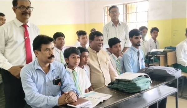 Assembly speaker with students
