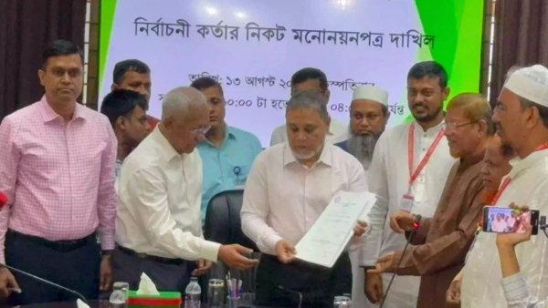 Bangladesh presidential candidate Colonel (Retd.) Oli Ahmed with his delegation at the Election Commission building. Photo: Dhaka Tribune.