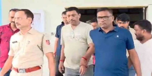 Public Outrage Against Former TMC MLA Sanat De in Naihati; ‘Thief, Thief’ Slogans Raised