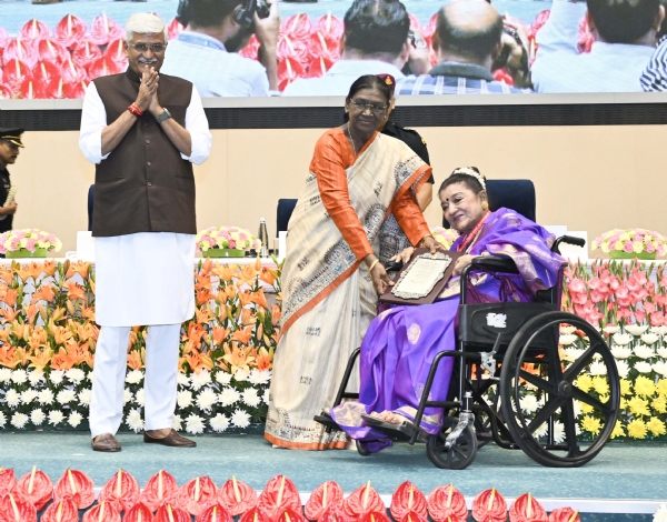 President Droupadi Murmu presenting the Sangeet Natak Akademi Awards on Thursday.