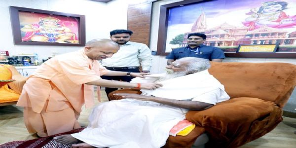 UP CM seeks blessings of Nritya Gopal Das Ji Maharaj in Ayodhya