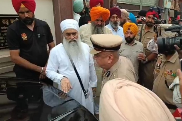 ਪੁਲਿਸ ਕਮਿਸ਼ਨਰ ਹਰਮਨਬੀਰ ਸਿੰਘ ਗਿੱਲ ਨੂੰ ਜਾਣਕਾਰੀ ਦਿੰਦੇ ਹੋਏ ਸਾਬਕਾ ਜਥੇਦਾਰ ਗਿਆਨੀ ਰਘਬੀਰ ਸਿੰਘ।