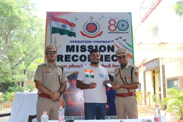Delhi Police Returns Around 200 Recovered Lost and Stolen Phones to Owners on Independence Day