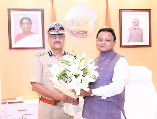 CM Majhi Thanks Outgoing DGP YB Khurania