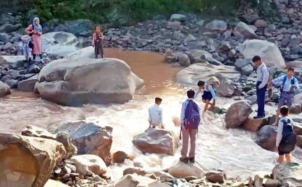 School children risk lives crossing river due to incomplete bridge