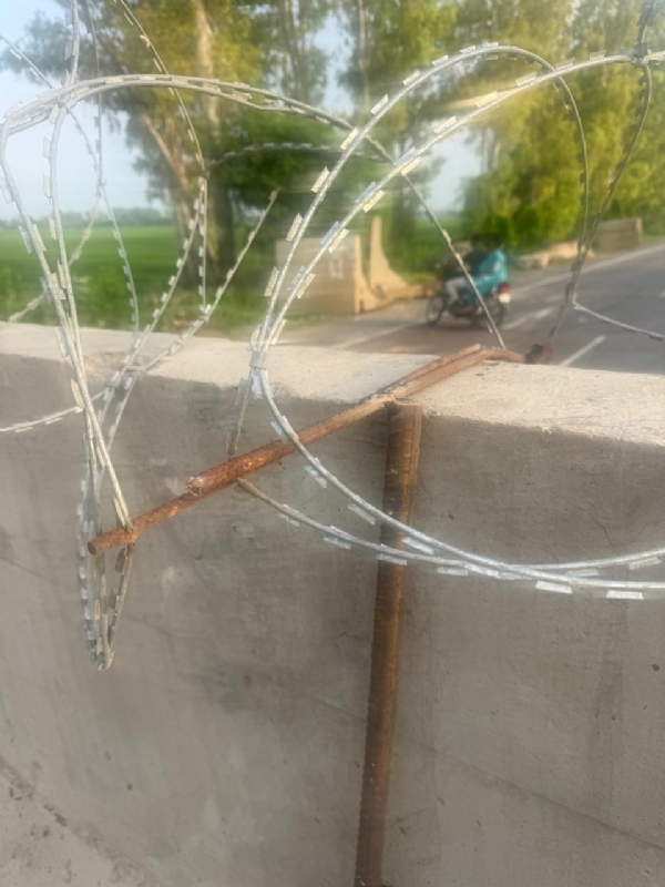 The administration sealed the Khanauri border between Haryana and Punjab. The administration sealed the Khanauri border between Haryana and Punjab.